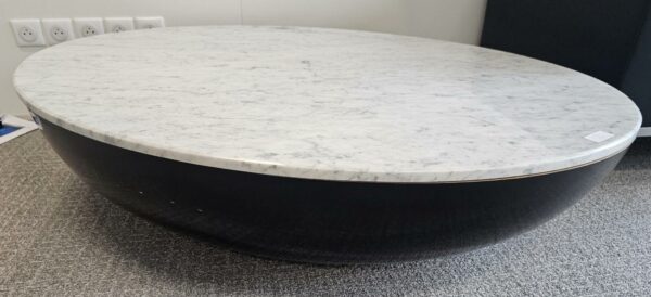 Table basse ovale modèle Luna édition Belta Frajumar plateau en marbre blanc veiné gris, socle en bois noir. Dimensions :130 x 90 cm. Localisation : 10 rue du Ballon - 93160 Noisy-le-Grand
