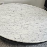 Table basse ovale modèle Luna édition Belta Frajumar plateau en marbre blanc veiné gris, socle en bois noir. Dimensions :130 x 90 cm. Localisation : 10 rue du Ballon - 93160 Noisy-le-Grand – Image 2