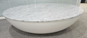 Table basse ovale modèle Luna édition Belta Frajumar à plateau en marbre blanc veiné gris, socle en bois blanc.
Dimensions :130 x 90 cm
2 unités vendues avec faculté de réunion.