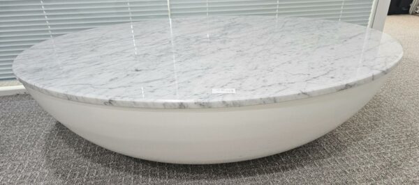 Table basse ovale modèle Luna édition Belta Frajumar à plateau en marbre blanc veiné gris, socle en bois blanc. Dimensions :130 x 90 cm. 2 unités vendues avec faculté de réunion. Localisation : 10 rue du Ballon - 93160 Noisy-le-Grand