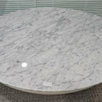 Table basse ovale modèle Luna édition Belta Frajumar à plateau en marbre blanc veiné gris, socle en bois blanc. Dimensions :130 x 90 cm. 2 unités vendues avec faculté de réunion. Localisation : 10 rue du Ballon - 93160 Noisy-le-Grand – Image 2
