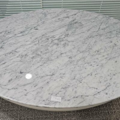 Table basse ovale modèle Luna édition Belta Frajumar à plateau en marbre blanc veiné gris, socle en bois blanc.
Dimensions :130 x 90 cm
2 unités vendues avec faculté de réunion.
