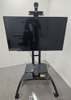 Moniteur de marque Samsung modele DB48E ,48 pouces,  vendu avec son pied sur roulettes et une caméra video de marque Huawei modèle.