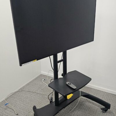Moniteur de marque Samsung modele DB48E ,48 pouces,  vendu avec son pied sur roulettes et une caméra video de marque Huawei modèle.