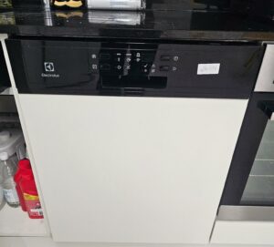 Lave vaisselle encastré marque Electrolux 12 couverts.