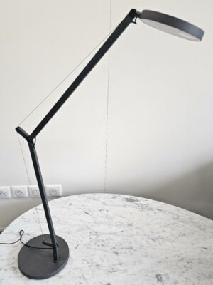 Lampe de table articulée de marque Artemide,  modèle Demetra design Naoto Fukasawa finition gris anthracite mat.
17 unités vendues avec faculté de réunion.