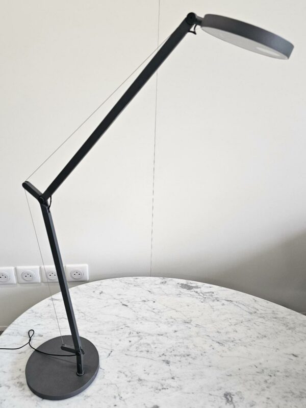 Lampe de table articulée de marque Artemide,  modèle Demetra design Naoto Fukasawa finition gris anthracite mat.
17 unités vendues avec faculté de réunion.