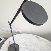 Lampe de table articulée de marque Artemide,  modèle Demetra design Naoto Fukasawa finition gris anthracite mat.
17 unités vendues avec faculté de réunion. – Image 2