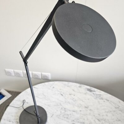 Lampe de table articulée de marque Artemide,  modèle Demetra design Naoto Fukasawa finition gris anthracite mat.
17 unités vendues avec faculté de réunion.