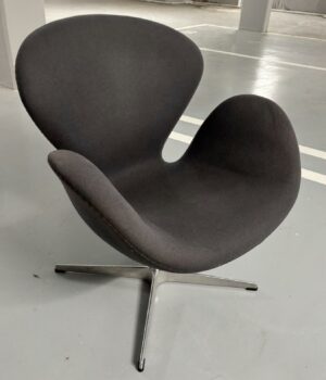 Fauteuil modèle Swan type 3320 design Arne Jacobsen pour Fritz Hansen édition Republic of / Fritz Hansen, recouvert de tissu en laine gris foncé. Dimensions: 80 x 73 x 66 cm. 4 unités vendues avec faculté de réunion.