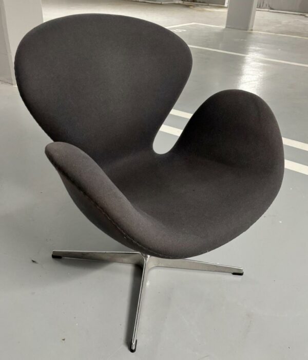 Fauteuil modèle Swan type 3320 design Arne Jacobsen pour Fritz Hansen édition Republic of / Fritz Hansen, recouvert de tissu en laine gris foncé. Dimensions: 80 x 73 x 66 cm. 4 unités vendues avec faculté de réunion.