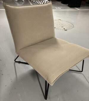 Fauteuil bas design en tissu de couleur beige piètement en X en métal de couleur noir. 3 unités vendues avec faculté de réunion.