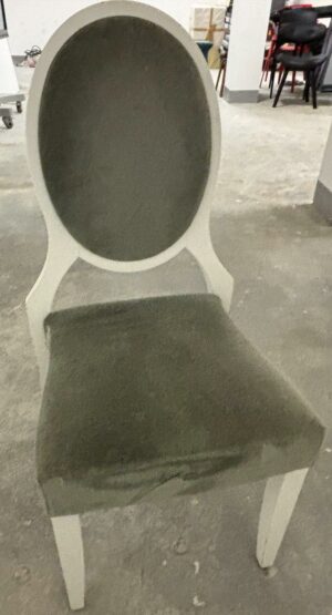 Chaise se style recouvert de velours vert clair et structure en bois blanc. 30 unités vendues avec facultés de réunion.