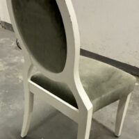 Chaise se style recouvert de velours vert clair et structure en bois blanc. 30 unités vendues avec facultés de réunion. – Image 2