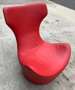Fauteuil pivotant design Naoto Fukasawa modèle Grande Papilio édition B&B italia  recouvert de polyuréthane rouge. 100 x 80 x 87 cm. 2 unités. Vendu à l'unité avec faculté de réunion. Localisation : 10 rue du Ballon. 93160 Noisy le Grand