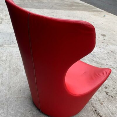 Fauteuil pivotant design Naoto Fukasawa modèle Grande Papilio édition B&B italia  recouvert de polyuréthane rouge. 100 x 80 x 87 cm. 2 unités. Vendu à l’unité avec faculté de réunion. Localisation : 10 rue du Ballon. 93160 Noisy le Grand
