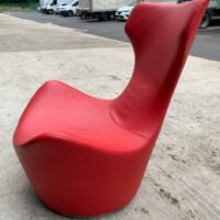 Fauteuil pivotant design Naoto Fukasawa modèle Grande Papilio édition B&B italia  recouvert de polyuréthane rouge. 100 x 80 x 87 cm. 2 unités. Vendu à l'unité avec faculté de réunion. Localisation : 10 rue du Ballon. 93160 Noisy le Grand – Image 3