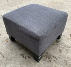 Pouf recouvert de tissu chiné gris, reposant sur 4 pieds en bois noirci. 40 x 55 x 55 cm. 6 unités. Vendu à l'unité avec faculté de réunion. Localisation : 10 rue du Ballon - 93160 Noisy-le-Grand