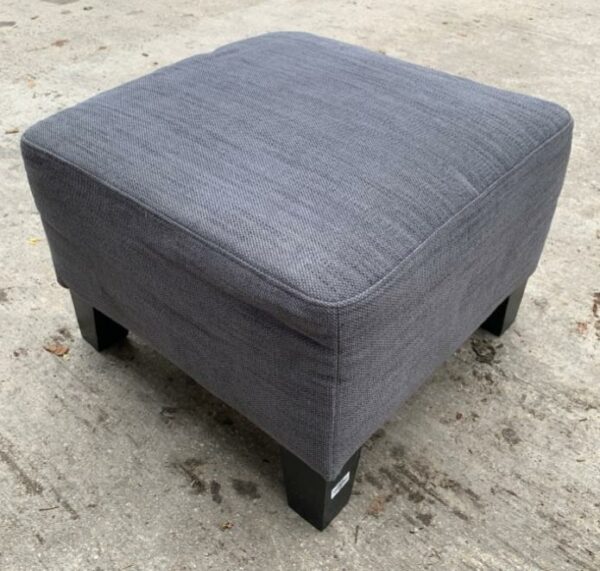 Pouf recouvert de tissu chiné gris, reposant sur 4 pieds en bois noirci. 40 x 55 x 55 cm. 6 unités. Vendu à l'unité avec faculté de réunion. Localisation : 10 rue du Ballon - 93160 Noisy-le-Grand