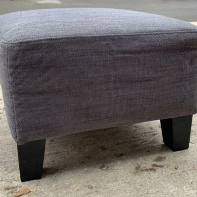 Pouf recouvert de tissu chiné gris, reposant sur 4 pieds en bois noirci. 40 x 55 x 55 cm. 6 unités. Vendu à l’unité avec faculté de réunion. Localisation : 10 rue du Ballon – 93160 Noisy-le-Grand