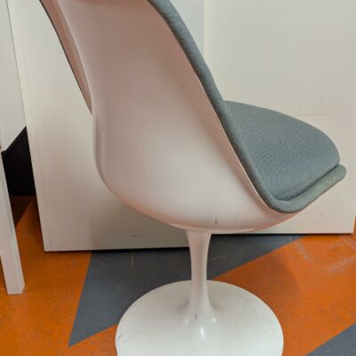 Chaise dans le goût du modèle Tulip Chair de Eero Saarinen, coque en plastique blanc, garniture en tissu bleu gris clair, coussin d’assise amovible, piétement en acier laqué blanc. 81 x 50 x 66 cm. 2 unités. Vendu à l’unité avec faculté de réunion. Localisation : 5 avenue Kleber – 75116 Paris