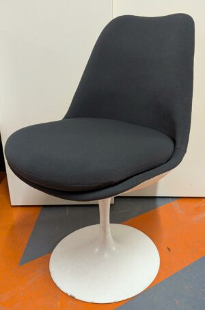 Chaise dans le goût du modèle Tulip Chair de Eero Saarinen, coque en plastique blanc, garniture en tissu gris anthracite, coussin d'assise amovible, piétement en acier laqué blanc. 81 x 50 x 66 cm. 5 unités. Vendu à l'unité avec faculté de réunion. Localisation : 5 avenue Kleber - 75116 Paris