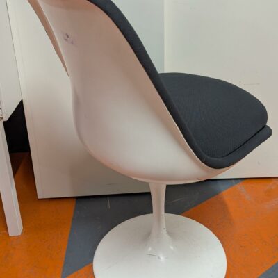 Chaise dans le goût du modèle Tulip Chair de Eero Saarinen, coque en plastique blanc, garniture en tissu gris anthracite, coussin d’assise amovible, piétement en acier laqué blanc. 81 x 50 x 66 cm. 5 unités. Vendu à l’unité avec faculté de réunion. Localisation : 5 avenue Kleber – 75116 Paris