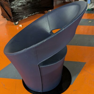3 fauteuils de forme conique à dossier ajouré en cuir bleu sur base en acier laqué noir (accroc à l’un). 80 x 65 x 74 cm. Localisation : 5 avenue Kleber – 75116 Paris