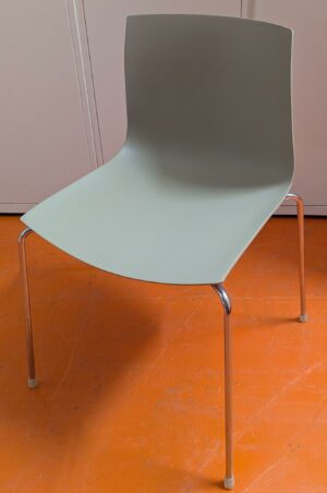 4 chaises empilables design Lievore Altherr Molina modèle Catifa édition Arper, coque en plastique couleur taupe, piètement en acier chromé. 80 x 15 x 41 cm. Localisation : 5 avenue Kleber - 75116 Paris