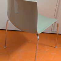 4 chaises empilables design Lievore Altherr Molina modèle Catifa édition Arper, coque en plastique couleur taupe, piètement en acier chromé. 80 x 15 x 41 cm. Localisation : 5 avenue Kleber - 75116 Paris – Image 2
