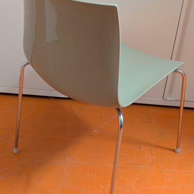 4 chaises empilables design Lievore Altherr Molina modèle Catifa édition Arper, coque en plastique couleur taupe, piètement en acier chromé. 80 x 15 x 41 cm. Localisation : 5 avenue Kleber – 75116 Paris