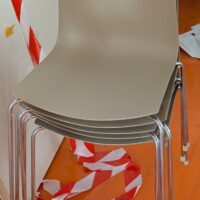 4 chaises empilables design Lievore Altherr Molina modèle Catifa édition Arper, coque en plastique couleur taupe, piètement en acier chromé. 80 x 15 x 41 cm. Localisation : 5 avenue Kleber - 75116 Paris – Image 3