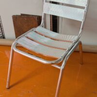 4 chaises empilables intérieur ou extérieur en aluminium. 76 x 44 x 61 cm. Localisation : 5 avenue Kleber - 75116 Paris – Image 2