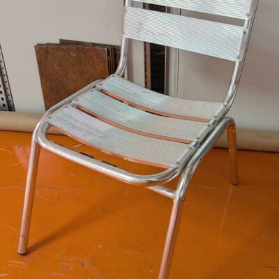 4 chaises empilables intérieur ou extérieur en aluminium. 76 x 44 x 61 cm. Localisation : 5 avenue Kleber – 75116 Paris