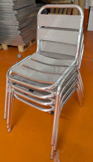 4 chaises empilables intérieur ou extérieur en aluminium. 76 x 44 x 61 cm. Localisation : 5 avenue Kleber - 75116 Paris