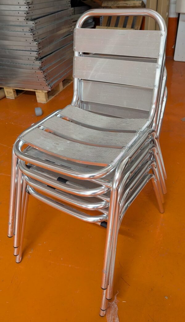 4 chaises empilables intérieur ou extérieur en aluminium. 76 x 44 x 61 cm. Localisation : 5 avenue Kleber - 75116 Paris