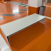 Table basse rectangulaire en métal couleur beige, avec 2 tirettes en bois cérusé noir. 38 x 180 x 65 cm. Localisation : 5 avenue Kleber - 75116 Paris – Image 3