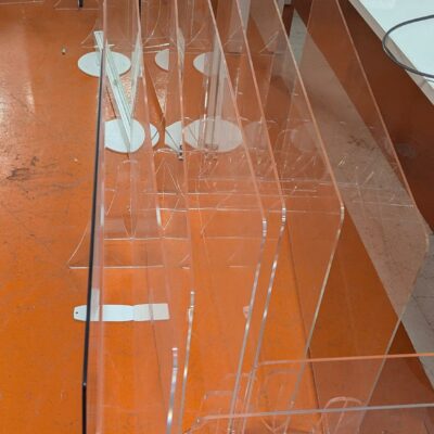 Parois de protection anti covid en plexiglas, divers modèles. Environ 20 pièces. Localisation : 5 avenue Kleber – 75116 Paris