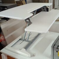 Support d'ordinateur pour position assis debout réglable en hauteur. 20 à 50 cm x 88 x 61 cm. Divers modèles. 6 unités. Vendu à l'unité avec faculté de réunion. Localisation : 5 avenue Kleber - 75116 Paris – Image 4