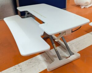 Support d'ordinateur pour position assis debout réglable en hauteur. 20 à 50 cm x 88 x 61 cm. Divers modèles. 6 unités. Vendu à l'unité avec faculté de réunion. Localisation : 5 avenue Kleber - 75116 Paris
