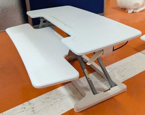 Support d'ordinateur pour position assis debout réglable en hauteur. 20 à 50 cm x 88 x 61 cm. Divers modèles. 6 unités. Vendu à l'unité avec faculté de réunion. Localisation : 5 avenue Kleber - 75116 Paris