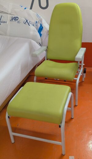 Fauteuil médicalisé avec son repose pied recouvert de simili cuir vert anis. 120 x 66 x 75 cm. Localisation : 5 avenue Kleber - 75116 Paris