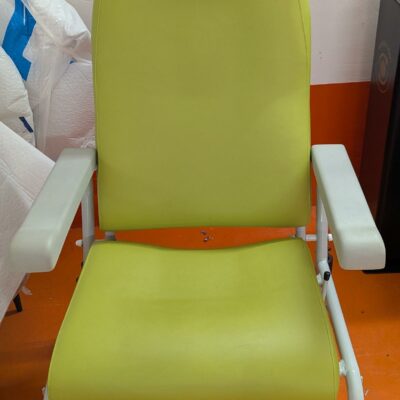 Fauteuil médicalisé avec son repose pied recouvert de simili cuir vert anis. 120 x 66 x 75 cm. Localisation : 5 avenue Kleber – 75116 Paris