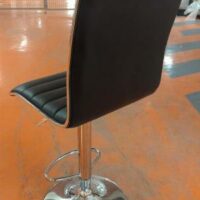 Chaise pivotante ajustable en hauteur recouverte de simili cuir noir, piètement colonne en acier chromé avec repose-pied. 104 x 43 x 54 cm. 6 unités. Vendu à l'unité avec faculté de réunion. Localisation : 5 avenue Kleber - 75116 Paris – Image 2