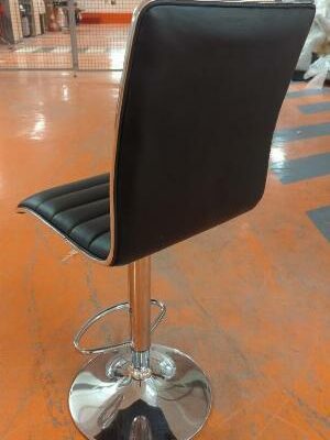 Chaise pivotante ajustable en hauteur recouverte de simili cuir noir, piètement colonne en acier chromé avec repose-pied. 104 x 43 x 54 cm. 6 unités. Vendu à l’unité avec faculté de réunion. Localisation : 5 avenue Kleber – 75116 Paris