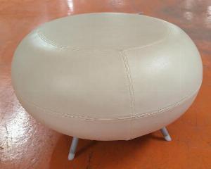 Pouf de marque Allermuir modèle Pebble en simili cuir surpiqué beige sur 4 pieds obliques en métal. 42 x 72 cm. 5 unités. Vendu à l'unité avec faculté de réunion. Localisation : 5 avenue Kleber - 75116 Paris