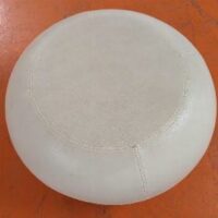 Pouf de marque Allermuir modèle Pebble en simili cuir surpiqué beige sur 4 pieds obliques en métal. 42 x 72 cm. 5 unités. Vendu à l'unité avec faculté de réunion. Localisation : 5 avenue Kleber - 75116 Paris – Image 2