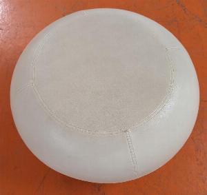 Pouf de marque Allermuir modèle Pebble en simili cuir surpiqué beige sur 4 pieds obliques en métal. 42 x 72 cm. 5 unités. Vendu à l’unité avec faculté de réunion. Localisation : 5 avenue Kleber – 75116 Paris