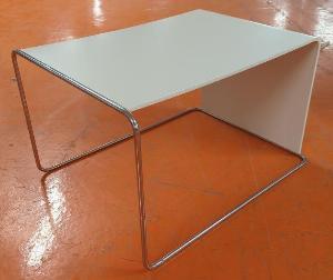 Table d'appoint design Pearson Lloyd modèle Parcs édition Bene à usage vertical ou horizontal, armature en acier chromé, plateau en bois stratifié blanc. 71 x 41 x 47 cm. 7 unités. Vendu à l'unité avec faculté de réunion. Localisation : 5 avenue Kleber - 75116 Paris