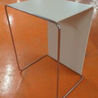 Table d'appoint design Pearson Lloyd modèle Parcs édition Bene à usage vertical ou horizontal, armature en acier chromé, plateau en bois stratifié blanc. 71 x 41 x 47 cm. 7 unités. Vendu à l'unité avec faculté de réunion. Localisation : 5 avenue Kleber - 75116 Paris – Image 2